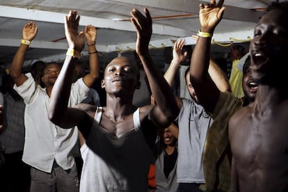 Migrantes a bordo del 'Open Arms' celebran la noticia de que la Fiscalía italiana ordenase su desembarco en la isla de Lampedusa.