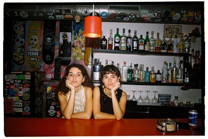 Mireia y Joana Vilapuig, durante el rodaje de 'Selftape'. La serie está ambientada en Barcelona y combina el catalán y castellano.