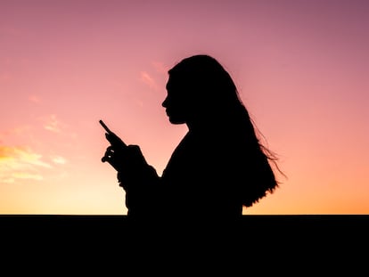 Una chica con un teléfono móvil.