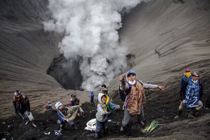 Indonesios usan redes y pañuelos para cazar las ofrendas que lanza la tribu Tengger al cráter del Monte Bromo con motivo de la celebración del Festival Kasada. La comunidad Tengger es una minoría étnica que reside en la zona este de Java y que se consideran descendientes de los príncipes Majapahit.