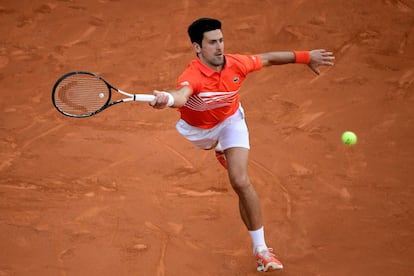 Djokovic golpea la pelota durante la final.