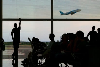 Un grupo de pasajeros en una sala del aeropuerto de El Prat.