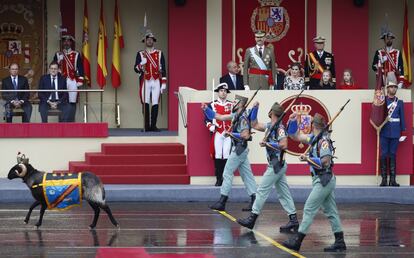 Los Reyes, acompañados por sus hijas la princesa Leonor y la infanta Sofía observan el paso de la Legión.