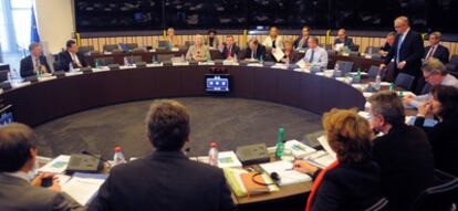 José Manuel Durão Barroso (centro) preside la reunión de la Comisión Europea en Estrasburgo.
