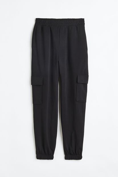 El pantalón cargo ha vuelto esta temporada con más fuerza. Súmate a la tendencia con este modelo de H&M en versión pantalón de chándal que combinado con una camisa o un jersey de cuello alto y zapatos puede ser tu perfecto estilismo para ir al trabajo.

19,99€