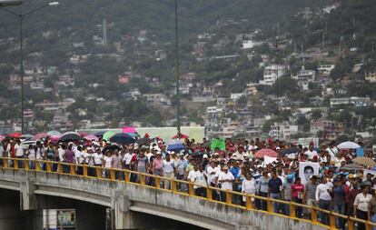 Estudiantes, profesores y familiares entran en la ciudad de Acapulco para protestar contra la gestión del caso por parte de las autoridades. La noche en que los jóvenes desaparecieron, seis personas perdieron la vida en el enfrentamiento con la Policía.