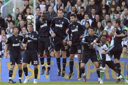 Granero, Higuaín, Diarra, Metzelder, Albiol, Cristiano Ronaldo, Tchité, del Racing, y Van der Vaart, en una barrera del Madrid.