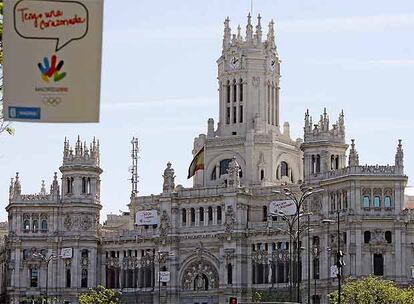 El Palacio de Comunicaciones, sede del Ayuntamiento de Madrid, se engalana con pancartas para contribuir con la promoción de la candidatura.