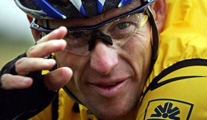 Lance Armstrong en una etapa del Tour de Francia de 2004.