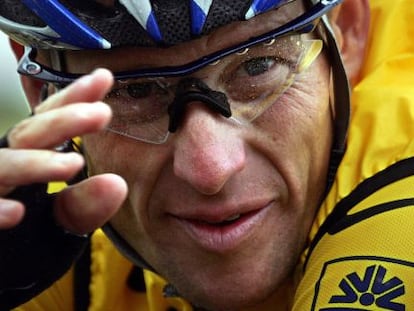 Lance Armstrong en una etapa del Tour de Francia de 2004.