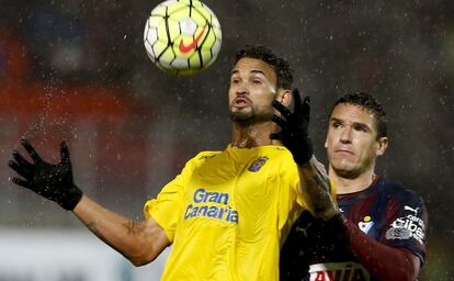 Willian Jos&eacute; (i) protege el bal&oacute;n ante Ansotegi.