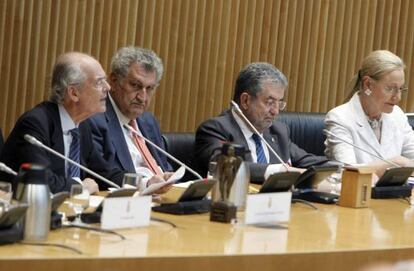 De izquierda a derecha: Ignacio Buqueras y Bach, presidente de la Fundaci&oacute;n Independiente; Jes&uacute;s Posadas, presidente del Congreso de los Diputados; Jos&eacute; Antonio Pascual, vicedirector de la Real Academia Espa&ntilde;ola (RAE); y Benita Ferrero-Waldner, presidenta de la Fundaci&oacute;n Euroam&eacute;rica. Acto de Homenaje Universal al Idioma Espa&ntilde;ol, en la sala Ernest Lluch.