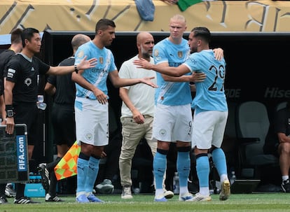 Rodri y Haaland entran al campo ante la mirada de Guardiola y Cherki sale, este miércoles ante el Wydad