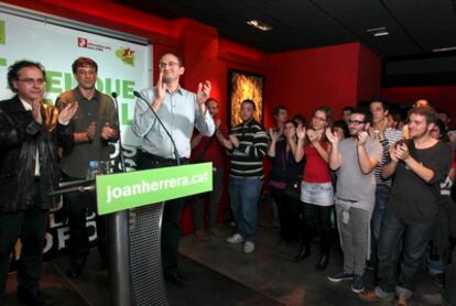 Joan Herrera (el tercero por la derecha) y el número 3 de la lista Jordi Miralles (en la izquierda), durante el acto central de jóvenes de la coalición celebrado hoy en Barcelona