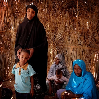 Miles de somalíes y eritreos que se habían refugiado en Yemen en los últimos años se están viendo obligados a regresar a África en la peligrosa ruta marítima del Golfo de Adén. Todavía hoy, algunos se aventuran a subirse a una patera para cruzar el Golfo de Adén desde las costas de Somalia y Eritrea hacia Yemen, pero desde el estallido de la guerra en este último país en marzo de 2015 la ruta ha cambiado de dirección y se ha convertido en una vía forzosa de vuelta.