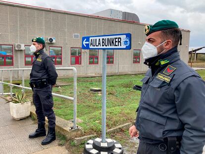 Agentes vigilan el búnker construido para el juicio contra miembros de la organización criminal ‘Ndrangheta, en Lamezia Terme, este miércoles.