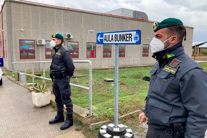 Agentes vigilan el búnker construido para el juicio contra miembros de la organización criminal ‘Ndrangheta, en Lamezia Terme, este miércoles.