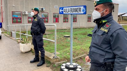 Dos agentes de la Guardia de Finanzas custodian la entrada de la sala creada para el mayor juicio contra la 'Ndrangheta, celebrado hace un año en Lamezia Terme.