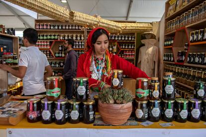 Una vendedora de miel participa en la 15ª edición del Salón Internacional de Agricultura de Mequinez, en Marruecos, el 7 de mayo de 2023.