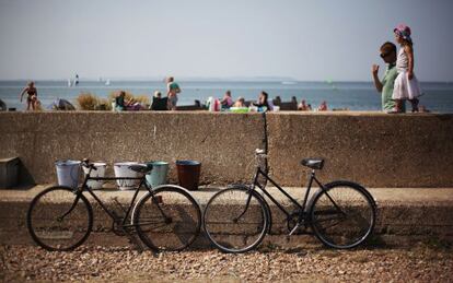 Bicicletas en el paseo marísitmo de Whitstable, en el condado de Kent, en Inglaterra.