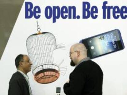 Dos personas conversan ante el stand de móviles ZTE, en el Congreso de Móviles que hoy cerrará sus puertas en el recinto ferial de Gran Vía de Barcelona con un balance de más de 75.000 asistentes, la mayor cifra alcanzada jamás por este evento.