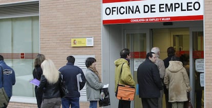 Un grupo de personas hace cola en la entrada de una oficina de empleo de la Comunidad de Madrid.