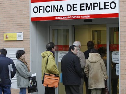 Un grupo de personas hace cola en la entrada de una oficina de empleo de la Comunidad de Madrid.