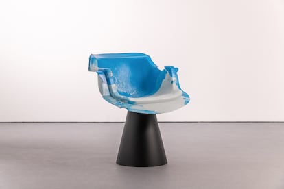 Pieza con peana central (existe versión con cuatro patas) de la serie titulada 'Biografía de una silla', de Oiko Design, expuesta en la galería Il.lacions (Barcelona).