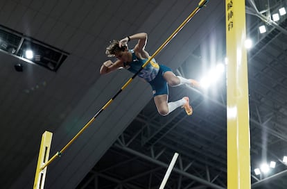 Armand Duplantis en acción durante la competencia de salto con pértiga en Xiamen.