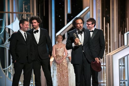 En los Premios Globos de Oro, la película 'Birdman' consiguió el galardón para el mejor actor de comedia, Michael Keaton, y mejor guion. En la imagen, el cuarteto artífice recogiendo el premio: Iñárritu, en primer plano, junto a Nicolás Giacobone, Armando Bo y Alexander Dinelaris.