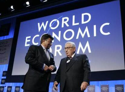 El presidente de Pakistán, Pervez Musharraf, con el ex secretario de Estado de EE UU Henry Kissinger, el jueves en Davos.