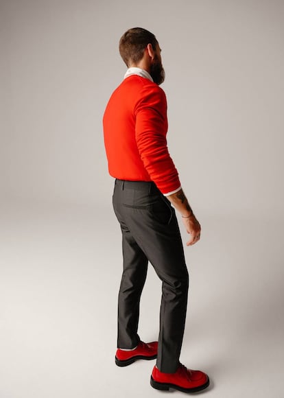 Quien fuera director creativo de Brioni luce jersey rojo sobre jersey de cuello cisne y pantalón, todo, Mango Man.