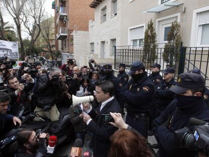 Escrache en la vivienda de Soraya Sáenz de Santamaría.