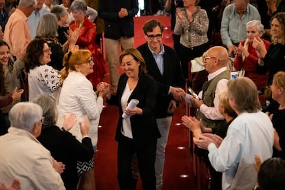 La cabeza de lista del PSC en las elecciones por Girona, Sílvia Paneque, ante el primer secretario del PSC, Salvador Illa, en un acto de la pasa campaña.