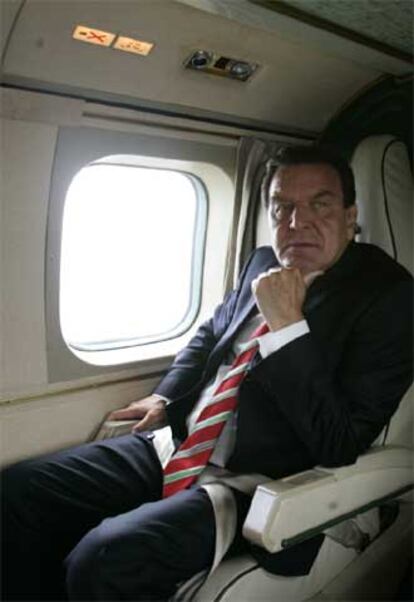 El canciller alemán, Gerhard Shröder, ayer en un helicóptero.