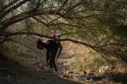 “El jueves no termina nada; queda inaugurada una era más dura de detenciones, deportaciones y encarcelamientos. Y lo más preocupante es que eso incluye a refugiados, personas que legítimamente tienen derecho al asilo”, explica Fernando García, director ejecutivo de Red Fronteriza de los Derechos Humanos. En la imagen, una mujer camina junto al río Bravo a la espera de poder cruzar a Estados Unidos.