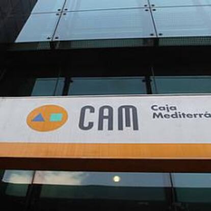 La huida de inversores desploma las cuotas de CAM un 61% en dos días