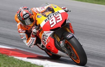 El piloto español Marc Márquez rueda con su Honda, durante el entrenamiento.