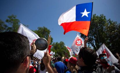 Trabalhadores de saúde protestam nesta quinta-feira na capital Santiago.