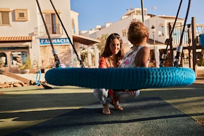 Ane Bengoa, madre primeriza, juega junto a su hijo en un parque en Ibiza.