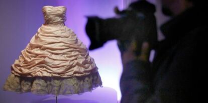 Uno de los trajes de noche expuestos en el Museo Balenciaga. 