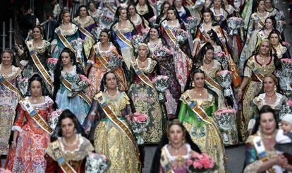 Desfile de falleras en una calle de Valencia