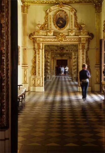 La Sala dorada del Palacio Ducal de Gandía está formada por una sucesión de cinco salones separados por pórticos.