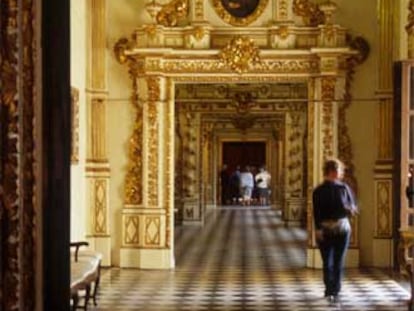 La Sala dorada del Palacio Ducal de Gandía está formada por una sucesión de cinco salones separados por pórticos.