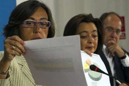 De izquierda a derecha, Rosa Aguilar, Mar Moreno y Juan José Díaz Trillo, tras el Consejo de Gobierno