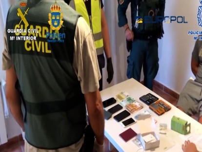 Los agentes de la Guardia Civil y de la Policía Nacional han detenido a 71 personas como miembros de una amplia red de narcotraficantes que operaba entre España y Suecia.