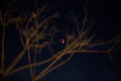 En Ciudad de México, pese a que la gran mayoría del tiempo estuvo nublado y eso obstaculizo la apreciación del fenomeno, por momentos se pudo contemplar la 'luna de sangre'. En la imagen, el eclipse lunar en Ciudad de México.