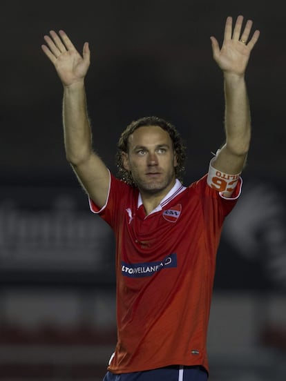 Milito saluda al público del estadio de Libertadores de América de Independiente, en Buenos Aires.