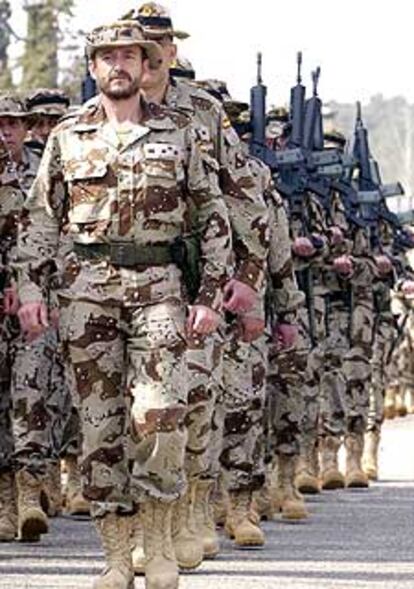 Desfile de soldados españoles destinados a Irak.