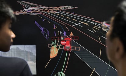 La empresa Baidu muestra en una pantalla gigante el sistema que guía a uno de sus coches sin conductor.